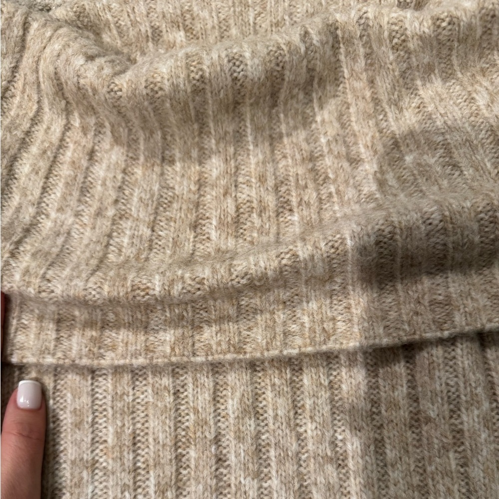 Abercrombie and Fitch off shoulder sweater size small - Picture 4 of 4